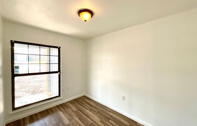 **APPLICATION RECEIVED** *MOVE IN SPECIAL* Beautiful 4-Bedroom Home Near Shopping & Dining in Live Oak