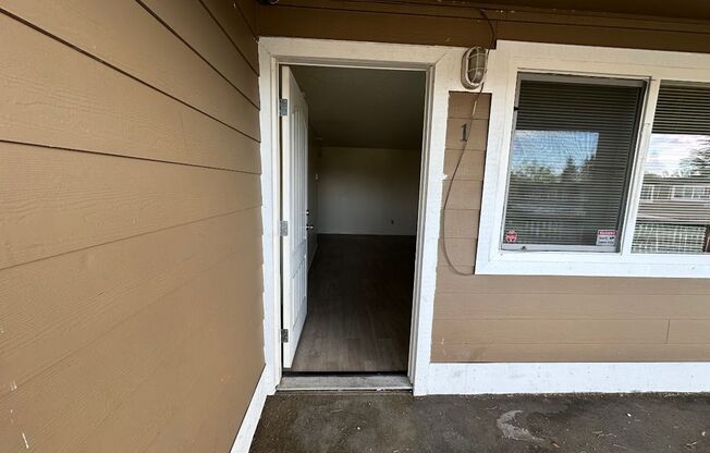 Large 1 Bd - Centrally located in downtown Lakewood - Clean and in great condition