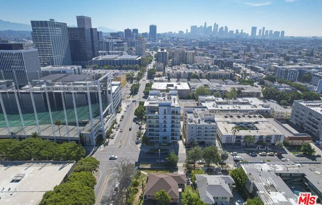 702 S SERRANO AVE