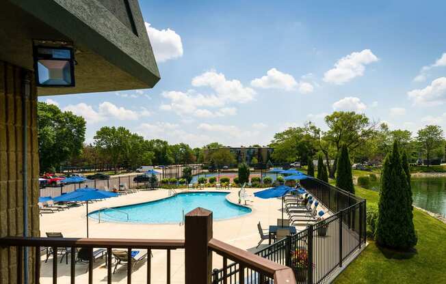Luxurious Pool at Foxboro Apartments, Illinois, 60090