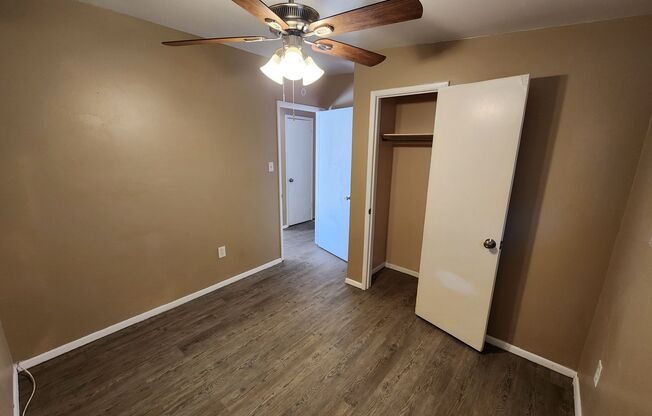 2 beds, 1 bath, 660 sqft, $950, Unit 12