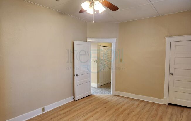 2 beds, 1 bath, $1,095, Unit Battery, 2219 S.