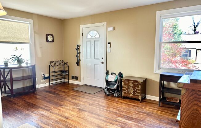 4 Bed + 2 Bath - Screened in Porch! Pets Welcome! Parking!