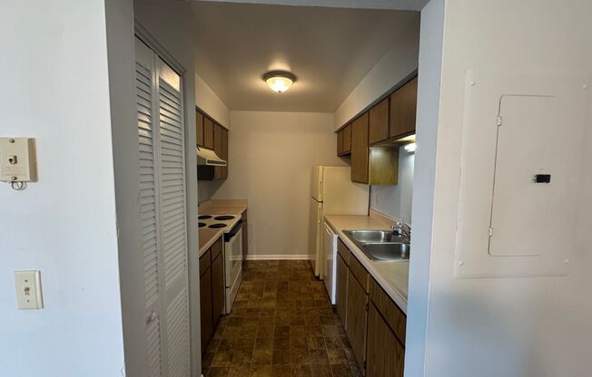 1 bed, 1 bath, 580 sqft, $650, Unit B10