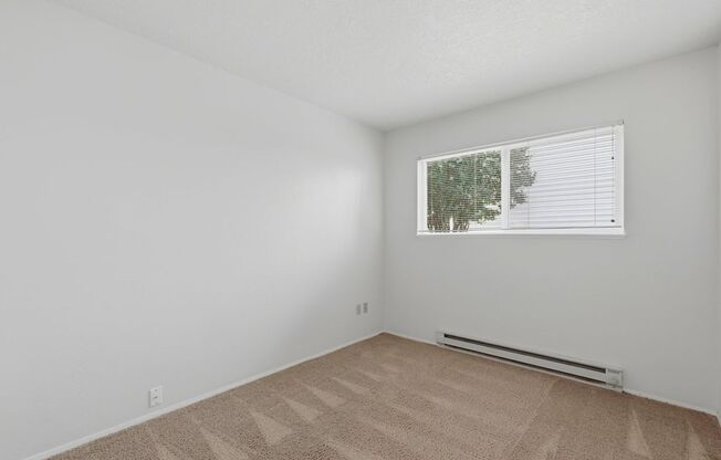 3 beds, 1 bath, 886 sqft, $1,575, Unit 16