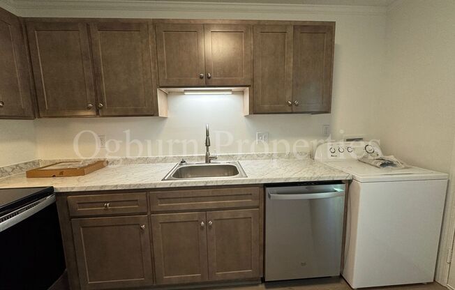 2 beds, 1 bath, $925, Unit 210