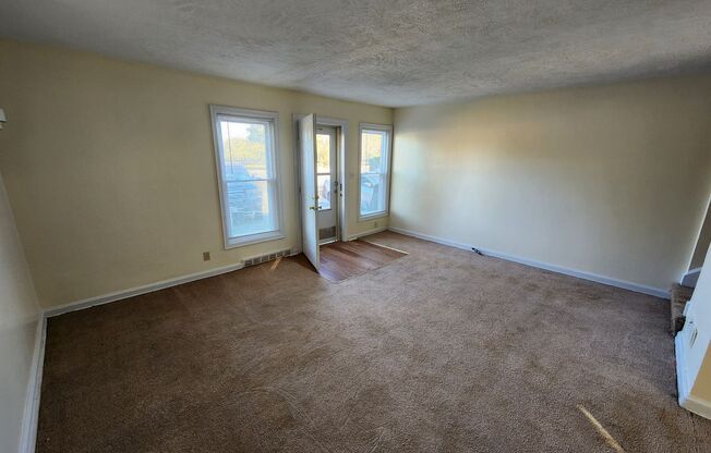 3 beds, 1 bath, $1,395, Unit 5225