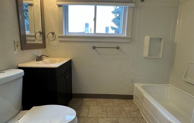 Stunning One Bedroom in Oakland! Second Floor Unit, Ample Natural Light & More!! Call Today!