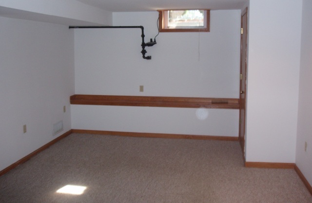 2 beds, 1 bath, $1,195, Unit 7