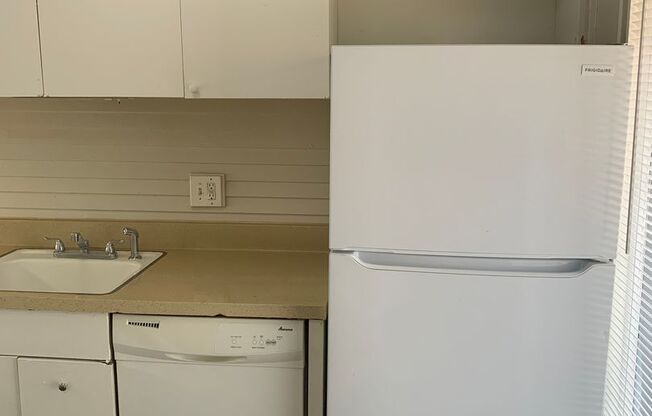 2 beds, 1 bath, 764 sqft, $875, Unit 15B