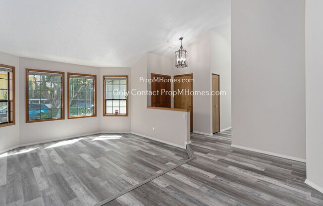 Bright Charming Home In SW Tigard! Lots of Ample Light!