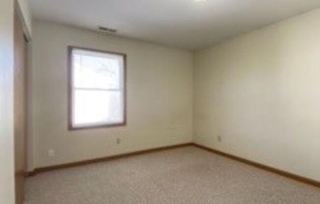 2 beds, 1 bath, $895, Unit APT. 3