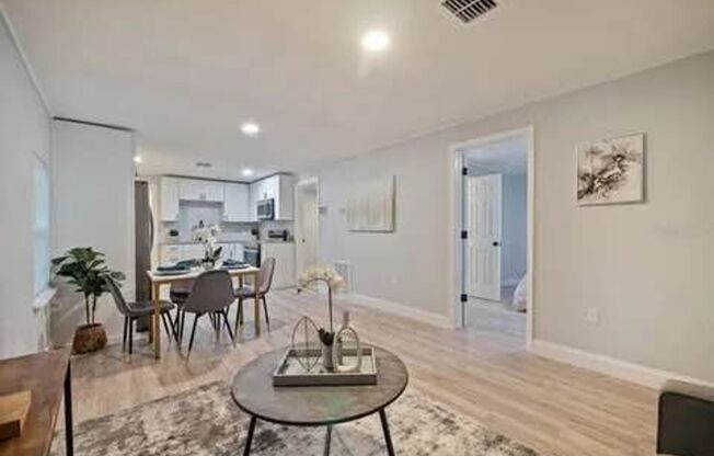 Charming 2-Bed, 2-Bath Craftsman-Style Bungalow near Orlando's Creative Village!