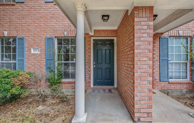 Available August 2026!  3 Bedroom 3 Bathroom Duplex with Yard Close to Campus/Bus Route!