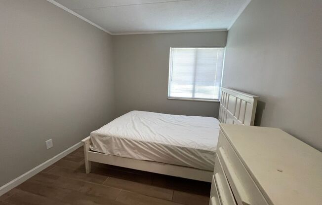 2 Bedroom and 1 Bath Condominium.  Conveniently located near UTK campus