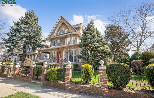 685 E 22 ST