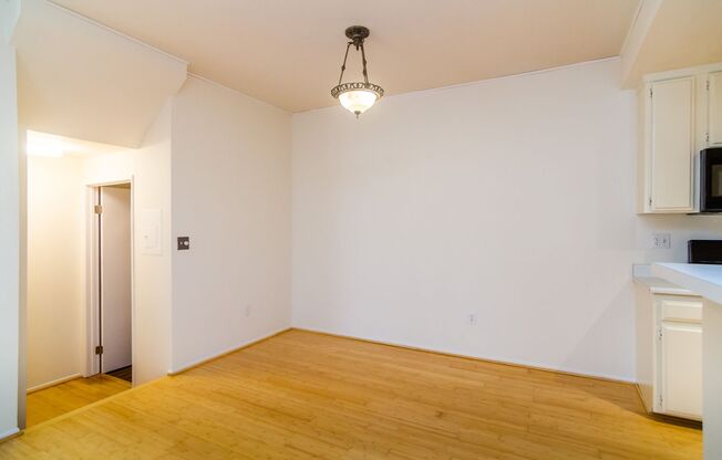 PRIME LOCATION FOR 2 BEDROOM/2.5 BATHROOM CONDO
