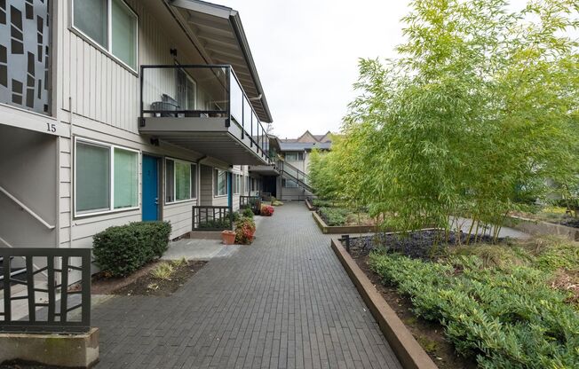 2 beds, 1 bath, 870 sqft, $1,775, Unit 72-22