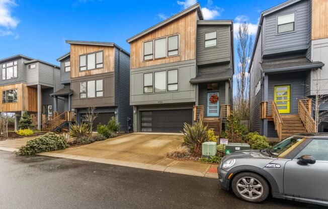 Available 4BR/4BATH Modern Home near Ash Creek!