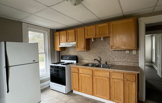 2 beds, 1 bath, $950, Unit B