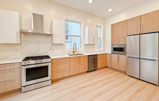 Spacious, Remodeled 4BR/2.5BA Victorian Flat, Pet Friendly, Steps from Alamo Square