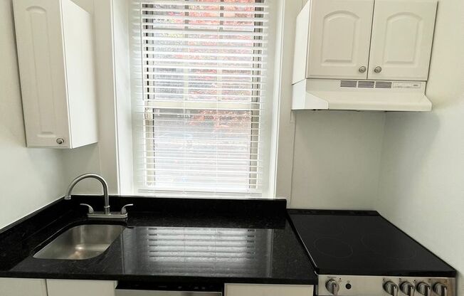 2 beds, 1 bath, $3,000, Unit 105