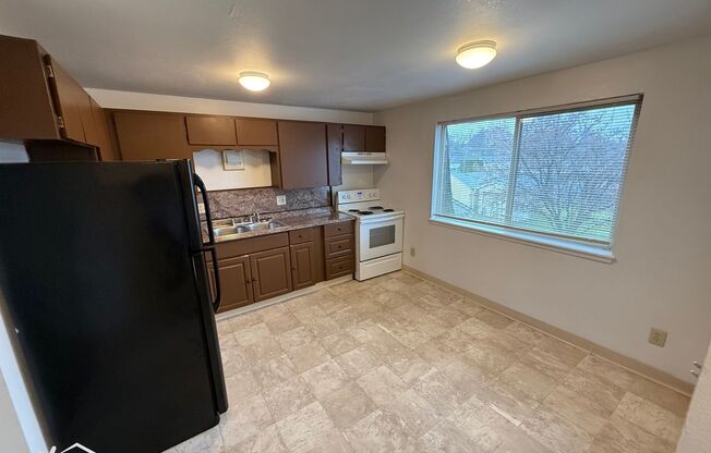 2 beds, 1 bath, $995, Unit #D