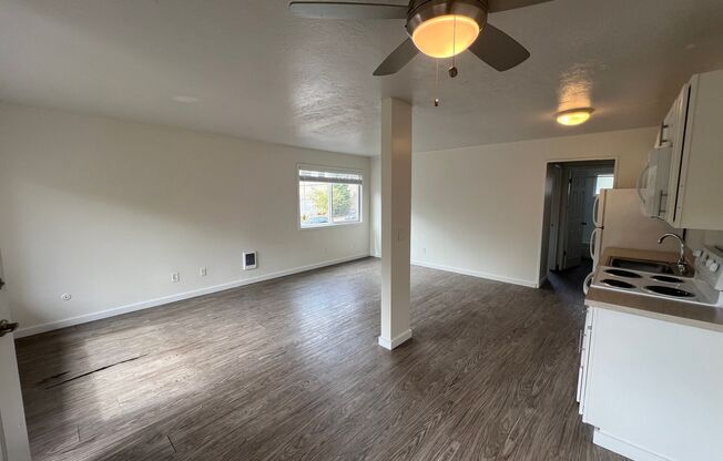 1 bed, 1 bath, 595 sqft, $1,250, Unit 11