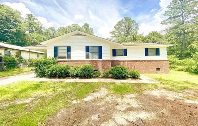 Charming & Move In Ready 3-Bedroom Home - Available April 15th!