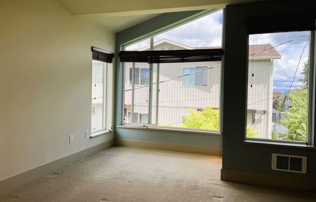 Charming North Beacon Hill 3 bed/2.5 bath with Parking! Available Now