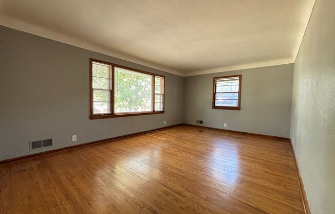 Beautiful 4 Bedroom 2 Bath Home in South St. Paul!