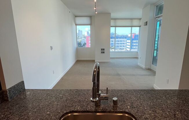 Beautiful top floor 1BD/1BA unit in the Hayes