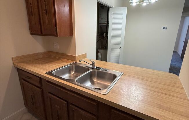 2 beds, 1 bath, 770 sqft, $850, Unit 4998