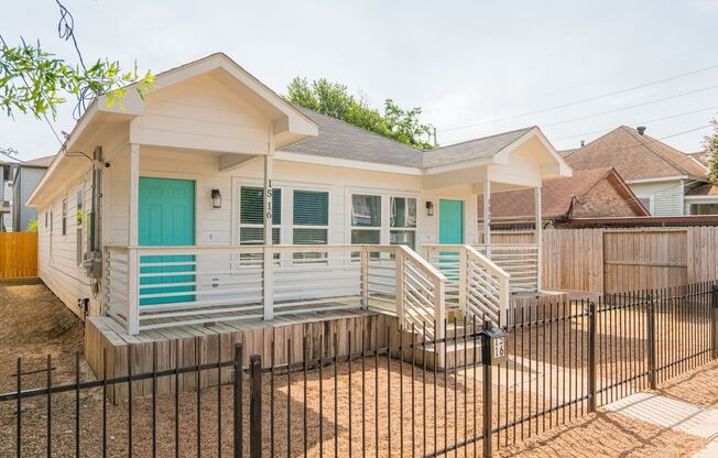 Charming Fully Renovated 2-Bedroom Duplex with Downtown Skyline Views in Historic Northside Village