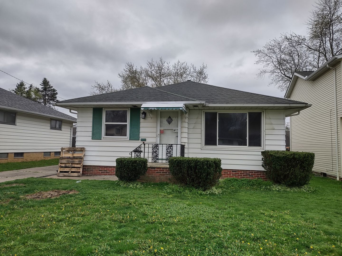 Fully Updated House in Maple Heights! Available Now!