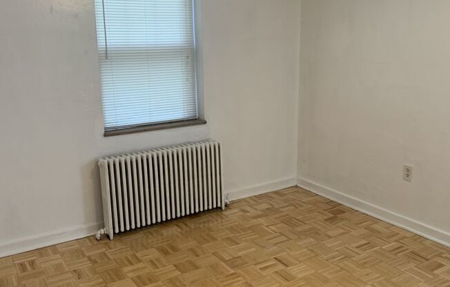 3 beds, 1 bath, $2,150, Unit 410C