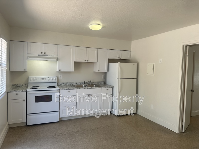 1102 E POLK ST