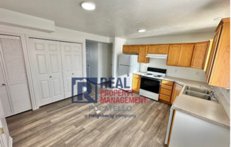 3 beds, 2 baths, $1,275, Unit # #C