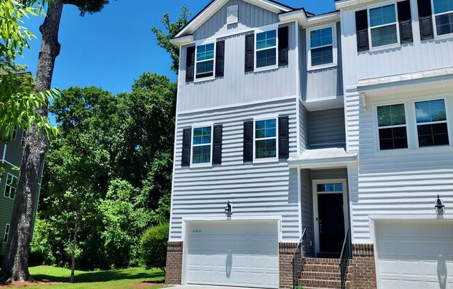 Well maintained end unit townhome in Grand Terrace at Grand Oaks - West Ashley