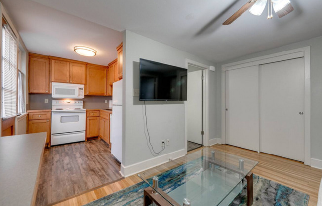 1 bed, 1 bath, 600 sqft, $995, Unit 315 E. 6th  - 101