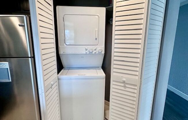 Bright and Spacious 2 bedroom Condo with W/D!