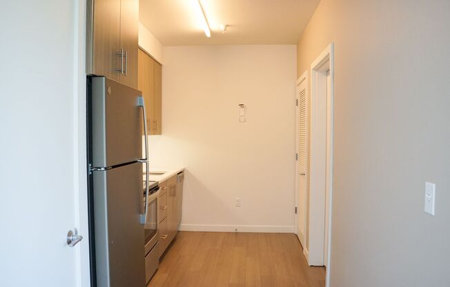 Contemporary Cool 3rd Floor Studio w/Premium Finishes!