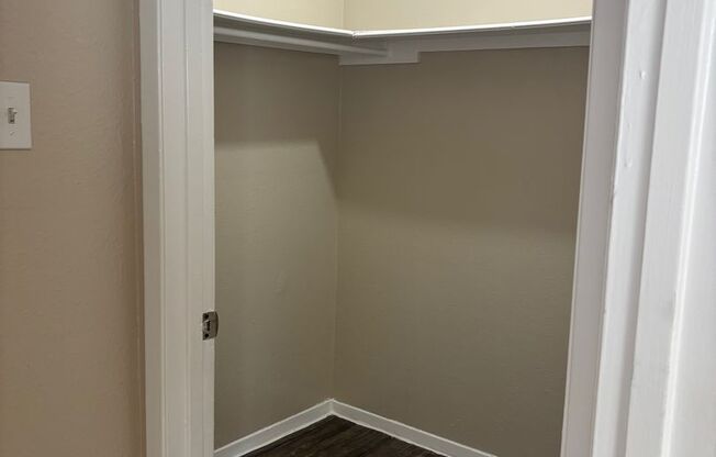 3 beds, 2 baths, 1,200 sqft, $1,905, Unit 3-1636-B