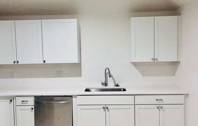 Large renovated 2 bedroom apartment in the heart of Stayton.  Don't miss this opportunity!