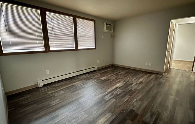 2 beds, 1 bath, 800 sqft, $850, Unit 3939 E 23rd Street Unit 03