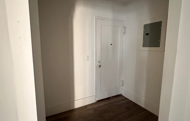 Studio, 1 bath, 557 sqft, $1,750, Unit 5E