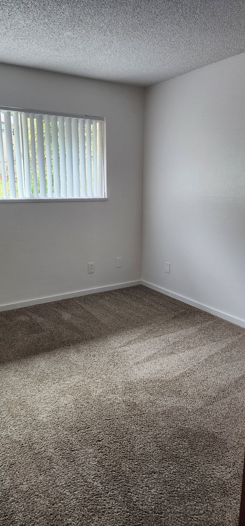 Spacious Ground Floor 2BR – Pet Friendly – Available Mid-June