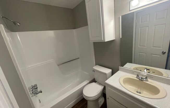 2 beds, 2 baths, 920 sqft, $985, Unit 24B