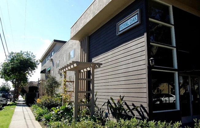 220 E Live Oak St