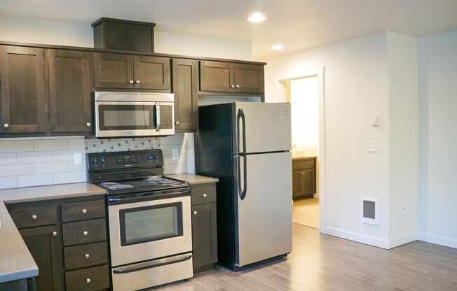 Contemporary Top-Floor Corner 2 Bedroom w/ Balcony, Dishwasher & Laundry!